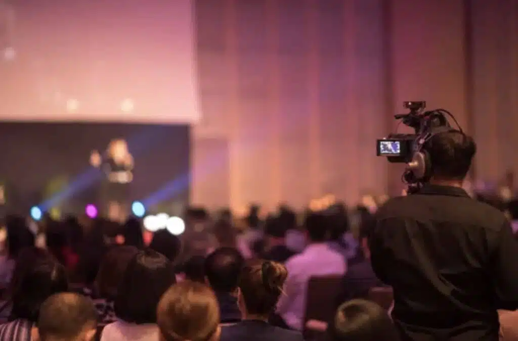 Operatore video che riprende una conferenza