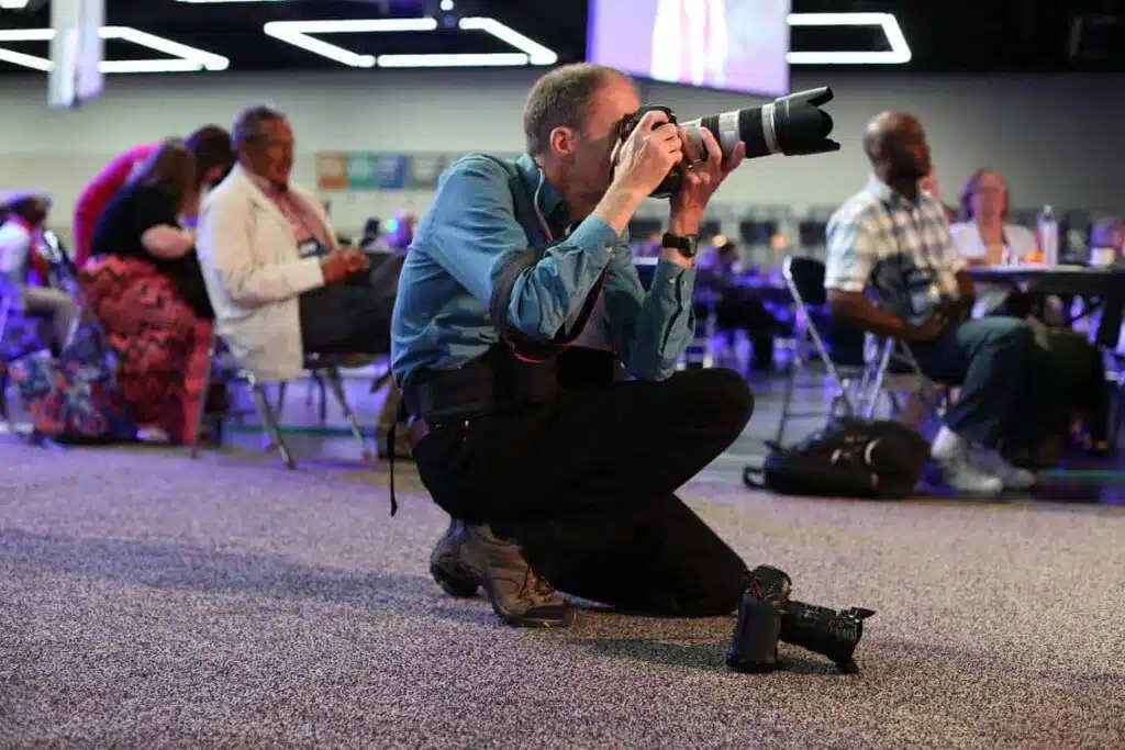 Servizi: Fotografo che fotografa nel contesto di una conferenza